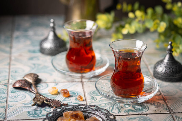 Турецкий чай из традиционного стекла - Фото, изображение