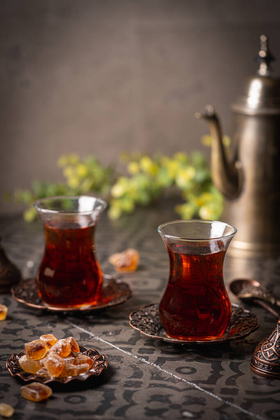 Τουρκικό τσάι σε παραδοσιακό ποτήρι - Φωτογραφία, εικόνα