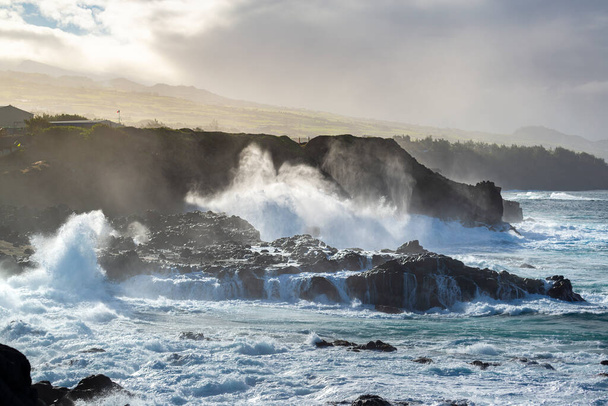Hullámtörő sziklák és sziklák a Reunion-sziget déli partján - Fotó, kép