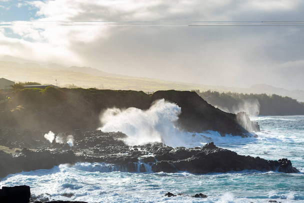Rompiendo olas en rocas y acantilados en la costa sur de la Isla Reunión - Foto, Imagen