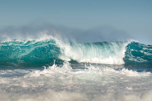Rompere le onde sulla costa meridionale dell'isola della Riunione a Saint Pierre - Foto, immagini