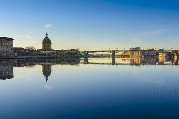 Podél řeky Garonne City Toulouse před západem slunce ve Francii - Fotografie, Obrázek