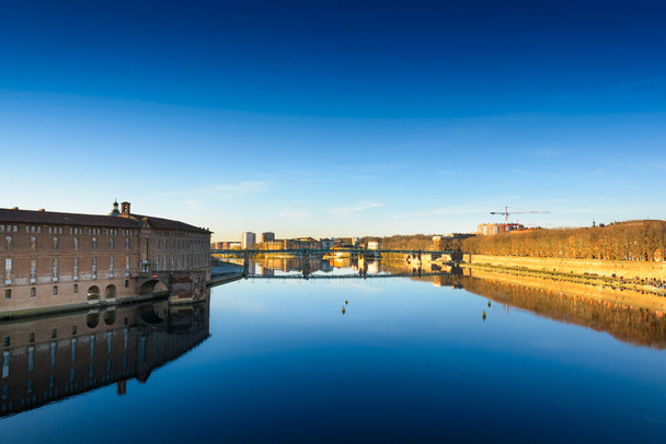 Toulouse város és a Garonne folyó alatt egy napsütéses napon - Fotó, kép