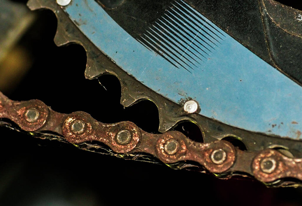 Špinavé a rezavé řetězy kvůli nedostatečné údržbě. koncept špinavosti strojních dílů - Fotografie, Obrázek