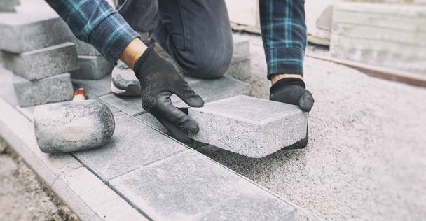 Worker lining paving slabs path - Foto, immagini