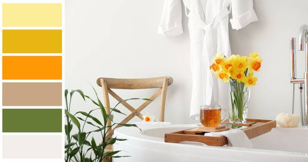 Tálca gyönyörű nárciszokkal és egy csésze tea a fürdőkádban. Különböző színű minták - Fotó, kép