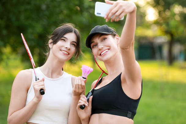 Joueuses de badminton prenant selfie à l'extérieur - Photo, image