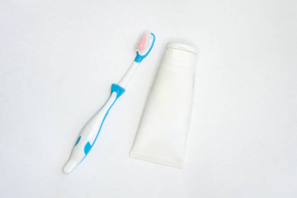 escovas de dentes para adultos e crianças e um tubo de pasta em um fundo branco isolado. com um lugar para inserir texto - Foto, Imagem