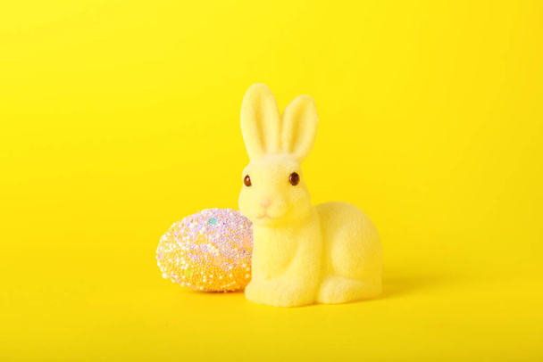 Прекрасний великодній кролик і розмальоване яйце на жовтому тлі
 - Фото, зображення