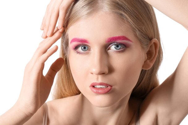 Vrouw met creatieve make-up op witte achtergrond - Foto, afbeelding