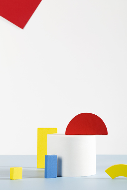 Composizione astratta di forma geometrica rossa e gialla, blu su fondo bianco. concetto di arte e design. moderno minimalista, in stile Art Deco.  - Foto, immagini