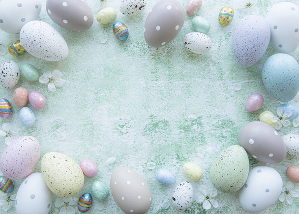 Vista superior de coloridos huevos de Pascua sobre fondo de madera verde - Foto, Imagen