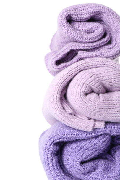 Montón de suéteres de lilas enrolladas sobre fondo blanco, primer plano - Foto, imagen