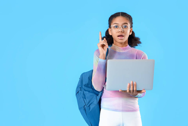 Αφροαμερικανή φοιτήτρια με φορητό υπολογιστή που έχει ιδέα για το μπλε φόντο - Φωτογραφία, εικόνα