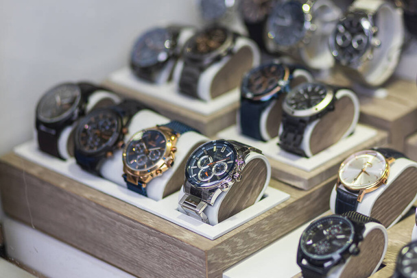 Côté, Turquie -29 janvier 2022 : Vitrine avec une vaste sélection de montres pour hommes - Photo, image
