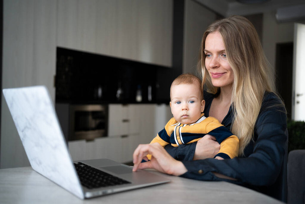 podnikatelka matka žena pracující s dítětem na notebooku, vzdálená práce doma mladá matka s dítětem, lidé a technologie koncept - Fotografie, Obrázek