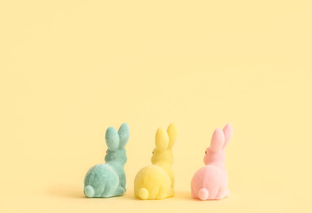 Tre coniglietti pasquali su sfondo a colori - Foto, immagini