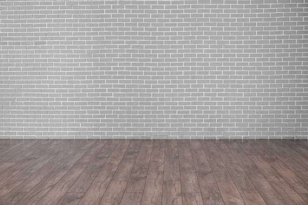 Blick auf graue Ziegelwand im leeren Raum - Foto, Bild
