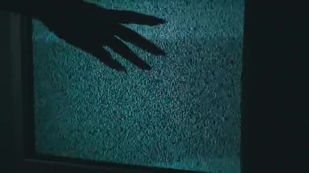 Vrouwelijke Hand aanraken van een oude tv-scherm met rimpels - Video