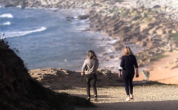 Dwie kobiety w alejce schodzące na plażę - Zdjęcie, obraz