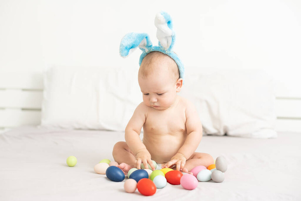 Niña recién nacida con orejas de conejo. vacaciones de Pascua - Foto, imagen