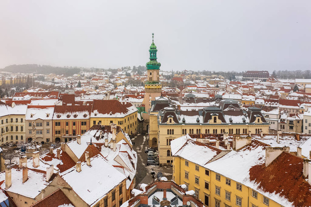 Widok z lotu ptaka na główny plac Sopron w centrum. Zimowy pejzaż miejski ze śnieżnymi dachami. - Zdjęcie, obraz