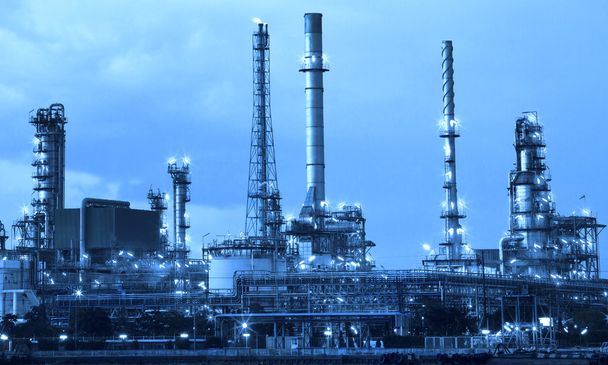 industria de refinería de petróleo en el estilo de color metálico uso como estilo de metal
  - Foto, imagen
