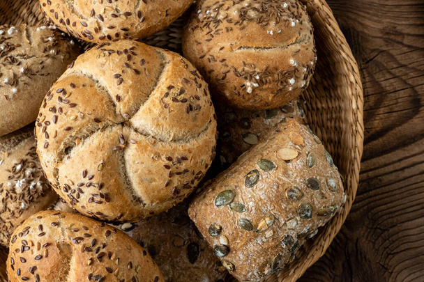 Fonott kosár válogatott kenyérrel és süteményekkel. Sütőipari termékek választéka - Fotó, kép