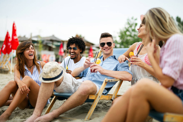 Amigos na praia bebendo coquetéis se divertindo nas férias de verão. Pessoas conceito de felicidade - Foto, Imagem