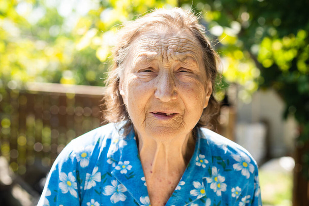 Portret van oudere vrouw. Close-up weergave - Foto, afbeelding