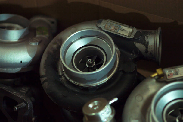  turboonderdelen om het vermogen van een automotor te verhogen - Foto, afbeelding