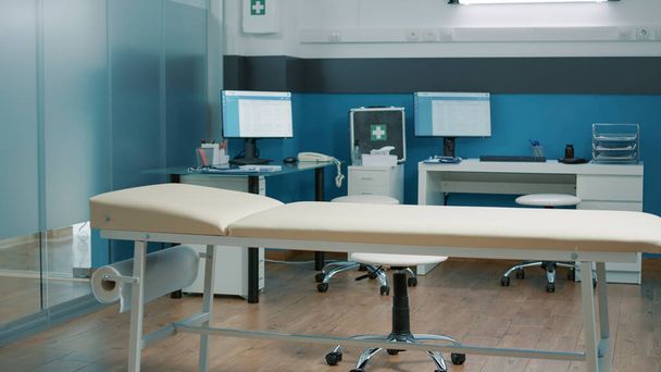 Tyhjä lääketieteellinen toimisto, jota lääkäri ja sairaanhoitaja käyttävät tarkastuskäynnillä - Valokuva, kuva