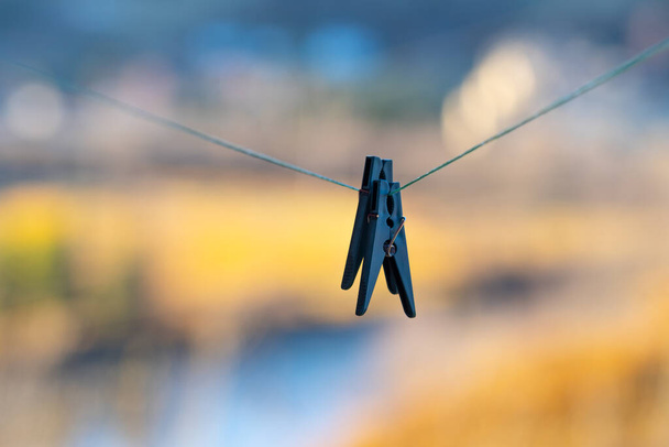 Pinzas de ropa colgando de una cuerda - Foto, Imagen