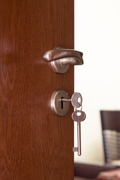 manija de la puerta con llave insertada en el ojo de la cerradura
  - Foto, Imagen