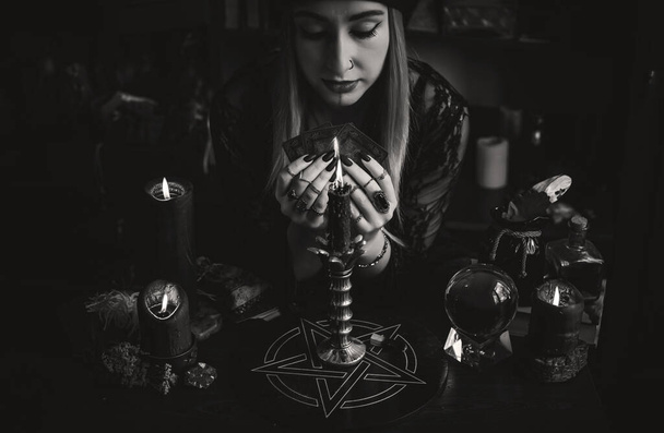 Концепция гадания и предсказания судьбы, магии и викки элементов на столе, ведьма взгляд - Фото, изображение