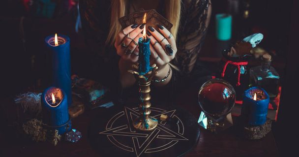 Concepto de adivinación y predicciones del destino, magia y elementos de wicca sobre una mesa, mirada de bruja - Foto, Imagen
