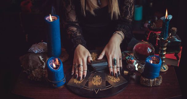 Gypsy Woman with a Tarot cards at hands. Bucharest. Romania February 19 - Illustrative editorial - Foto, Bild