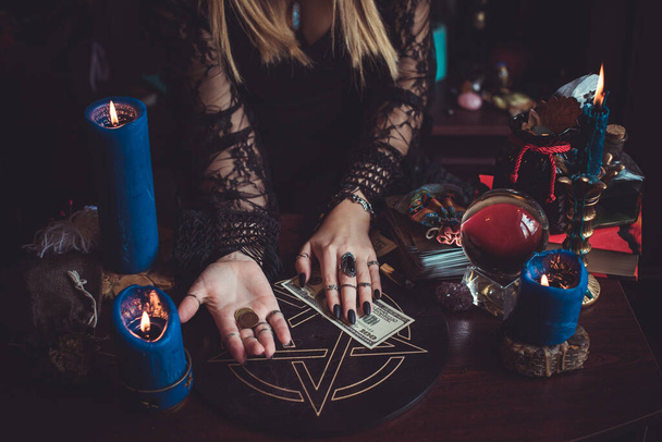 Rytuał i zaklęcie przyciągania pieniędzy, pogańska magia i przewidywanie losu, dzieło czarownicy, koncepcja okultyzmu - Zdjęcie, obraz