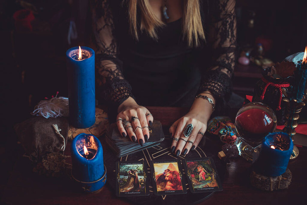 Cigány nő tarot kártyával a kezében. Bukarestben. Románia február 19. - Illusztratív szerkesztőség - Fotó, kép