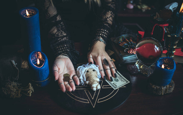 Rituel et sort pour attirer l'argent, magie païenne et prédiction du destin, œuvre de sorcière, concept d'occultisme - Photo, image
