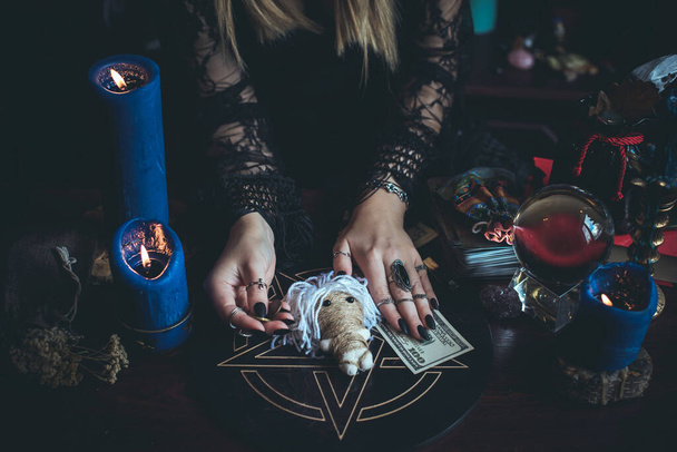 Szertartás és varázslat vonzza a pénzt, pogány mágia és a sors jóslat, munka boszorkány, okkultizmus koncepció - Fotó, kép
