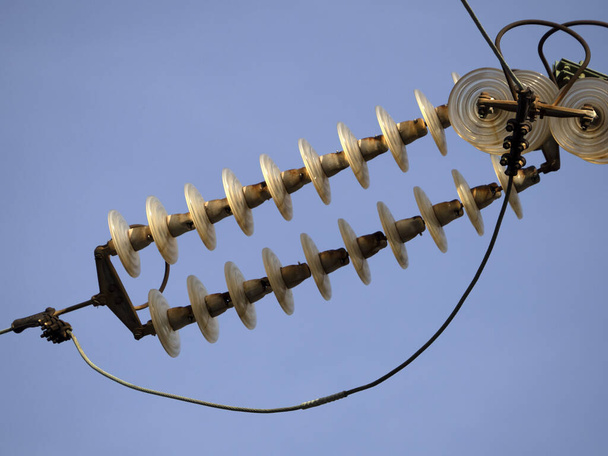 Nagyfeszültségű elektromos vezetékek sapka és tűszigetelő részletek a kék ég - Fotó, kép