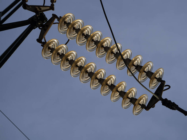 Korkea jännite sähköjohdot korkki ja pin eriste yksityiskohtaisesti sininen taivas - Valokuva, kuva