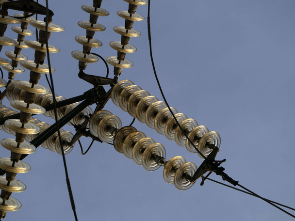 Nagyfeszültségű elektromos vezetékek sapka és tűszigetelő részletek a kék ég - Fotó, kép