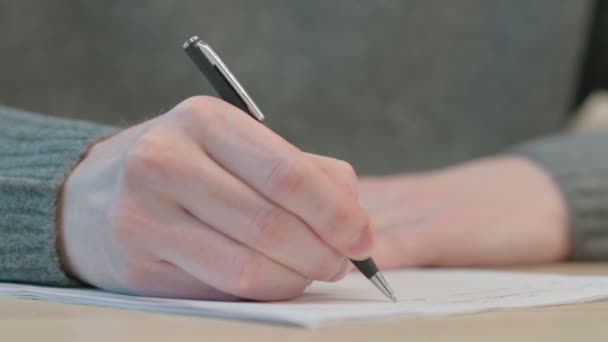 Gros plan des mains de l'homme écrivant sur papier - Séquence, vidéo