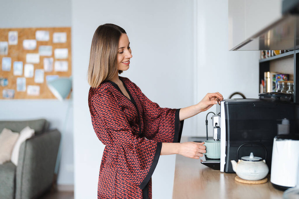 Mulher usar máquina de café para fazer café em casa - Foto, Imagem