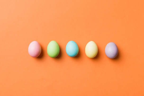 preparación de vacaciones Multi colores huevos de Pascua sobre fondo de color. Huevos de Pascua color pastel. concepto de vacaciones con espacio de copia. - Foto, imagen