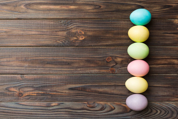 preparação de férias Multi cores ovos de Páscoa no fundo colorido. Cor pastel ovos de Páscoa. conceito de férias com espaço de cópia. - Foto, Imagem