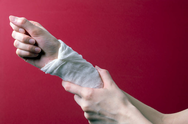 la mano de la mujer vendada con un vendaje médico - Foto, Imagen
