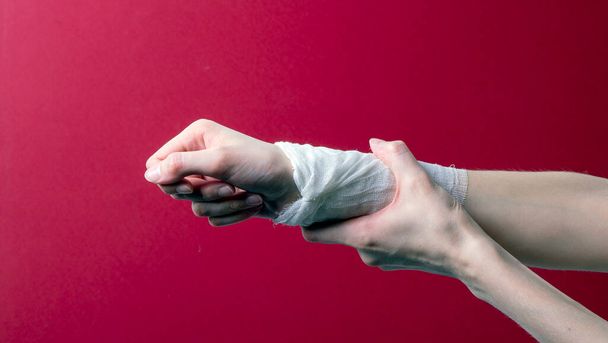 kobieca ręka opatrzona opatrunkiem medycznym - Zdjęcie, obraz